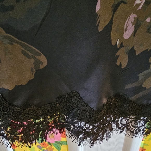 GOLD HAWK FLORAL-PRINT LACE DETAIL SILK DRESS - Picture 7 of 7